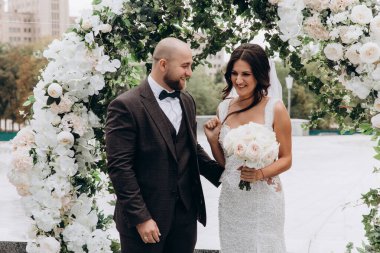 Parkta poz veren genç bir çiftin portresi..               