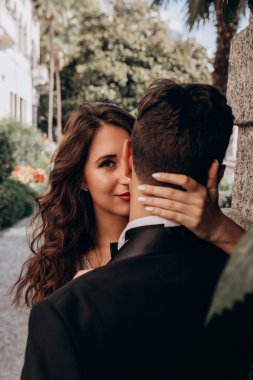 Güzel, mutlu, genç bir çift düğün günlerinde birbirine aşık.            