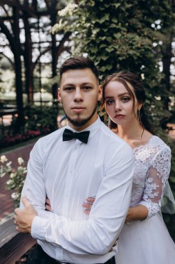 Parkta poz veren genç bir çiftin portresi..               