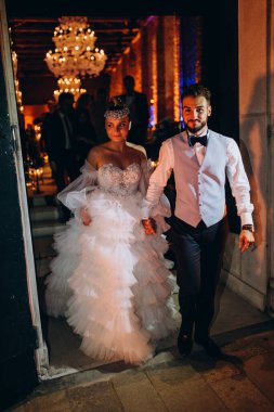 Düğün töreninde el ele tutuşan mutlu gelin ve damat