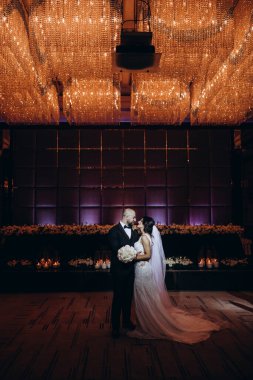 Düğünde dans eden mutlu gelin ve damat.             