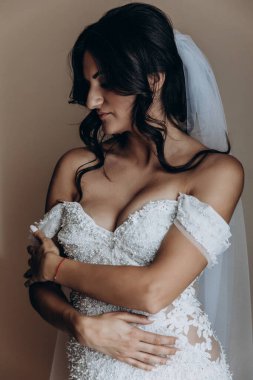 Beyaz gelinlik içindeki güzel gelinin portresi.              