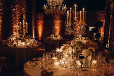 Zarif restoran içinde düğün resepsiyonu için güzel bir masa.         