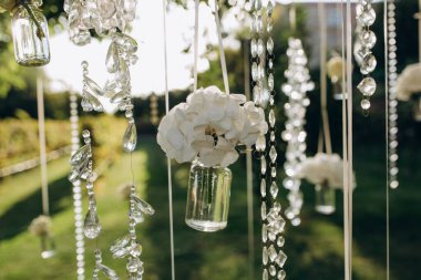 Güzel çiçekli zarif düğün dekorunun yakın çekimi.           