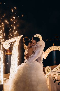 Düğünde dans eden mutlu gelin ve damat.             