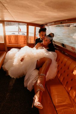 Gelin ve damat gölde teknede poz veriyorlar.