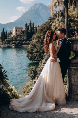 Güzel göl kenarında poz veren zarif genç bir çift.          