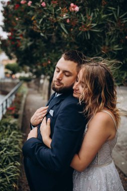 Parkta kucaklaşan mutlu genç bir çift.