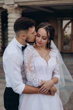 Güzel bir çift gelin ve damat düğün gününde poz veriyorlar.