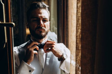 Sabahları zarif genç damat portresi     