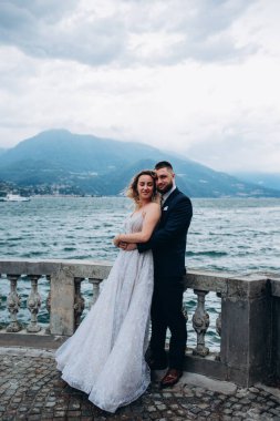 Güzel göl kenarında poz veren zarif genç bir çift.          