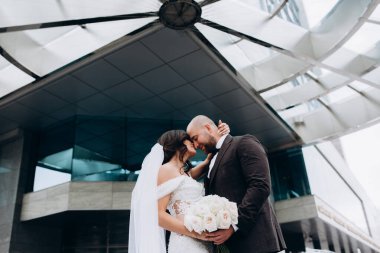 Güzel mutlu evlilik çifti şehirde poz veriyor.   