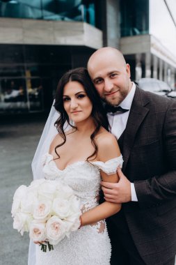 Güzel mutlu evlilik çifti şehirde poz veriyor.   