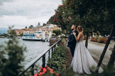 Güzel göl kenarında poz veren zarif genç bir çift.          