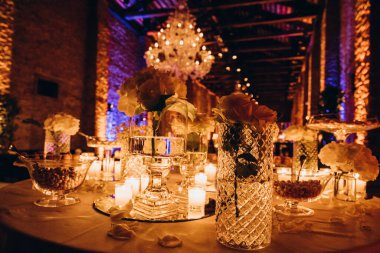 Zarif restoran içinde düğün resepsiyonu için güzel bir masa.         