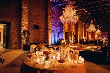 Zarif restoran içinde düğün resepsiyonu için güzel bir masa.         