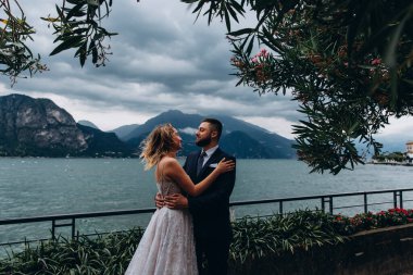 Güzel göl kenarında poz veren zarif genç bir çift.          