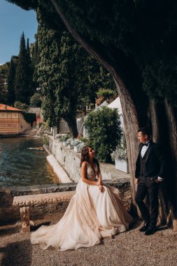 Eski kasabada poz veren mutlu genç bir çift..