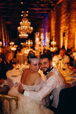 Gelin ve damat, düğünlerini restoranda kutluyorlar..