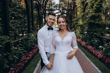 Parkta yürüyen genç bir çiftin portresi..                       