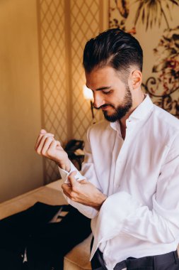 Sabahları şık giyinen şık damadın yakın plan görüntüsü.   