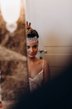 Sabah beyaz gelinlik içinde güzel genç gelin.