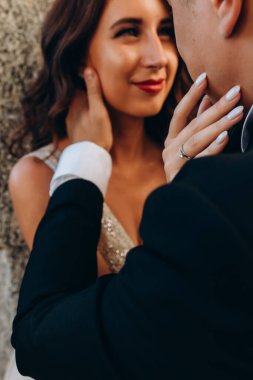 Güzel, mutlu, genç bir çift düğün günlerinde birbirine aşık.            