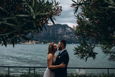 Güzel göl kenarında poz veren zarif genç bir çift.          