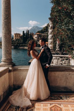 Güzel göl kenarında poz veren zarif genç bir çift.          