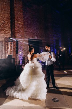 Düğünde dans eden mutlu gelin ve damat.             