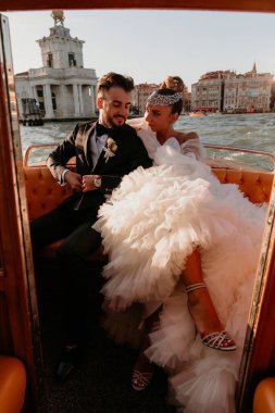 Venedik 'te teknede evlenen genç ve güzel bir çift.             