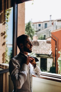 Sabahları zarif genç damat portresi     