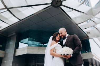 Güzel mutlu evlilik çifti şehirde poz veriyor.   