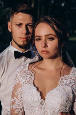 Parkta poz veren genç bir çiftin portresi..               