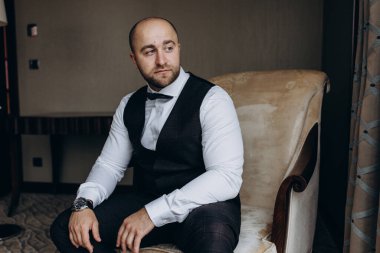 Sabahları zarif genç damat portresi     