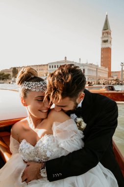 Venedik 'te teknede evlenen genç ve güzel bir çift.             