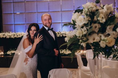 Restorandaki gelin ve damat çifti mutlu.