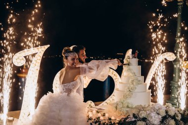 Düğün töreninde pasta kesen mutlu gelin ve damat    