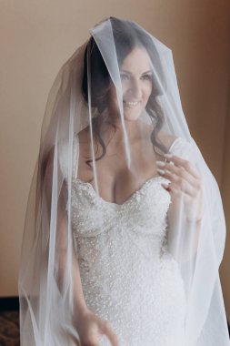 Beyaz gelinlik içindeki güzel gelinin portresi.              