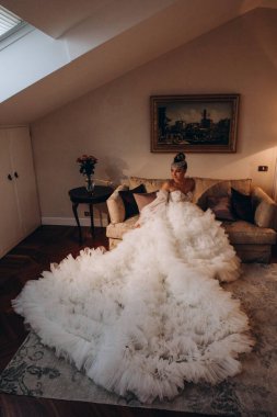 Beyaz gelinlik içindeki güzel gelinin portresi.              