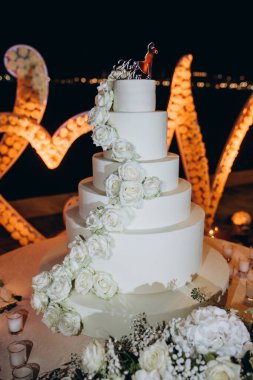 Güllü ve mumlu güzel düğün pastası