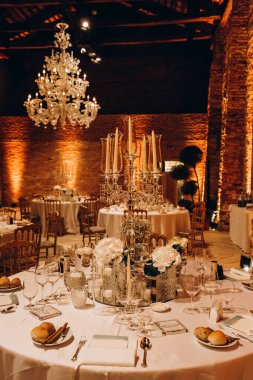 Zarif restoran içinde düğün resepsiyonu için güzel bir masa.         