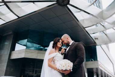 Güzel mutlu evlilik çifti şehirde poz veriyor.   