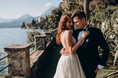 Güzel göl kenarında poz veren zarif genç bir çift.          