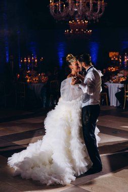 Düğünde dans eden mutlu gelin ve damat.             