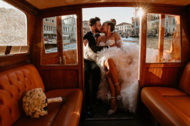 Venedik 'te teknede evlenen genç ve güzel bir çift.             