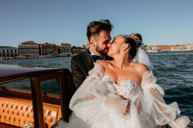 Venedik 'te teknede evlenen genç ve güzel bir çift.             