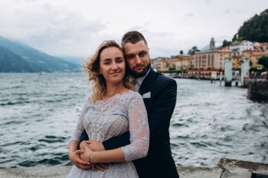 Genç düğün çifti, gelin ve damat dağ gölü yakınlarında poz veriyorlar.