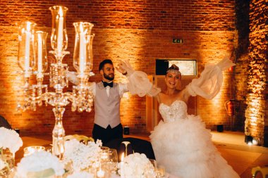 Düğünde dans eden mutlu gelin ve damat.             