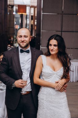 Genç ve aşık bir çift restoranda yan yana duruyor.